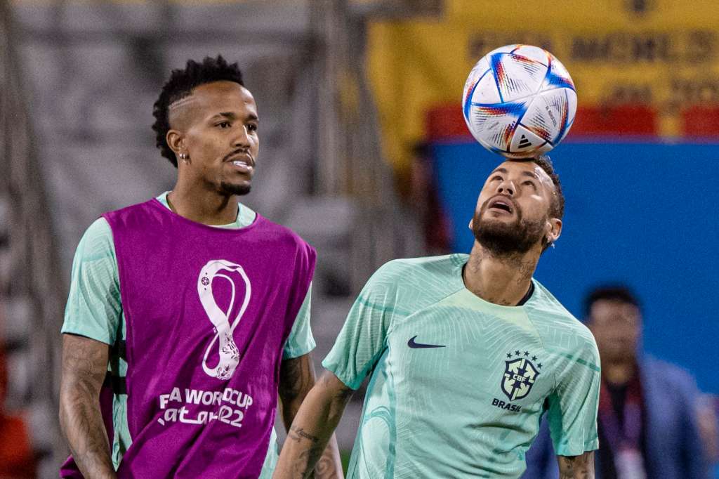 Doha (Qatar), 04/12/2022.- Brazil's players Neymar (R) and Eder Militao (L) attend a training session of the national soccer team of Brazil in Doha, Qatar, 04 December 2022. Brazil will face South Korea in their FIFA World Cup 2022 round of 16 soccer match on 05 December 2022. (Mundial de Fútbol, Brasil, Corea del Sur, Catar) EFE/EPA/MARTIN DIVISEK