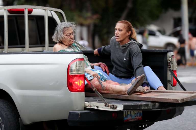 FOTODELDÍA AME4079. CARACAS (VENEZUELA), 24/06/2026.- Una mujer herida es transportada en un vehículo este miércoles, luego de dos fuertes terremotos que sacudieron el Caribe venezolano en Caracas (Venezuela). El evento principal fue un sismo de magnitud 7,5, informó el sistema oficial de alerta de tsunamis de Estados Unidos. EFE/ Ronald Peña R