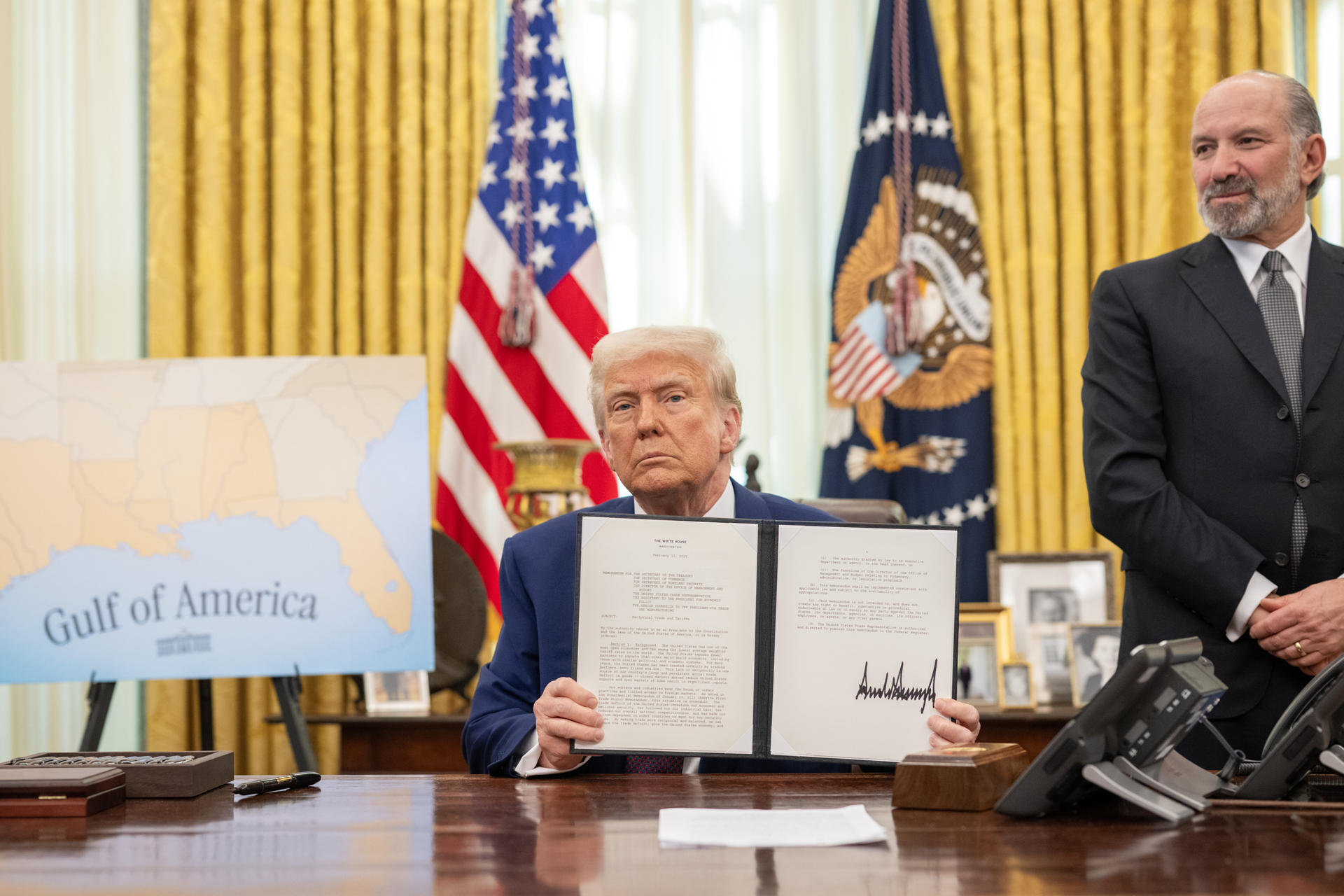 USA4017. WASHINGTON (DC, EEUU), 20/07/2025.- Fotografía cedida por La Casa Blanca donde aparece el presidente de Estados Unidos, Donald Trump (c), mostrando la orden ejecutiva sobre el aumento de aranceles el 13 de febrero de 2025 en el Despacho Oval de la Casa Blanca en Washington (EE.UU.). Trump cumple este domingo seis meses desde su regreso a la Casa Blanca, un arranque de segundo mandato marcado por una proteccionista política exterior y comercial, el endurecimiento en inmigración, medidas legislativas divisivas y una inesperada crisis en su hasta ahora leal base, descontenta por el manejo del caso contra Jeffrey Epstein. EFE/La Casa Blanca /SOLO USO EDITORIAL /NO VENTAS /SOLO DISPONIBLE PARA ILUSTRAR LA NOTICIA QUE ACOMPAÑA /CRÉDITO OBLIGATORIO