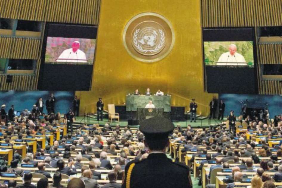 El papa Francisco durante su discurso ante 148 jefes de Estado en la Asamblea de la ONU, en Nueva York. / AFP