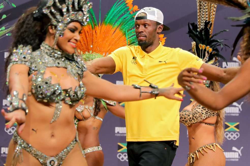 El jamaiquino Usain Bolt no perdió el ritmo a la hora de bailar samba en Río de Janeiro. / EFE