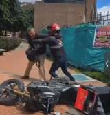 Imprudente y agresivo: motero golpeó anciano, que le reclamó por transitar en zona peatonal