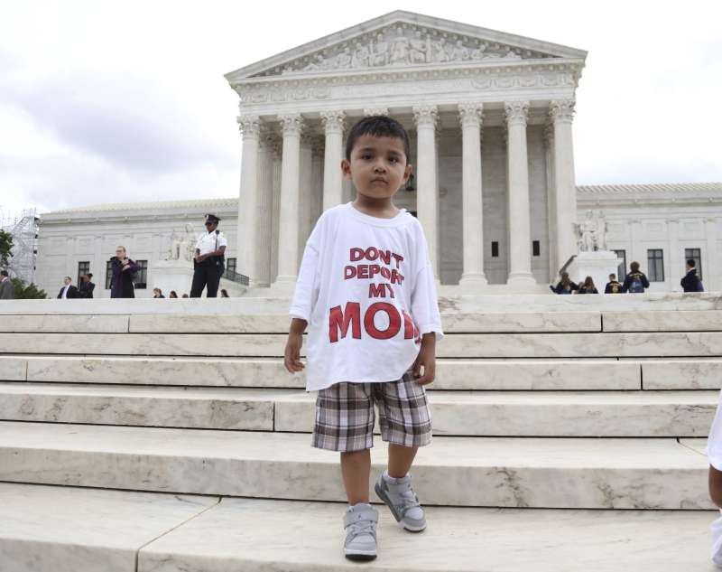 Un niño a favor de los migrantes lleva una camiseta con el lema 'Don't deport my mom' (No deporten a mi madre).
