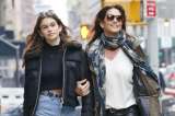 Cindy Crawford controla la carrera como modelos de sus dos hijos