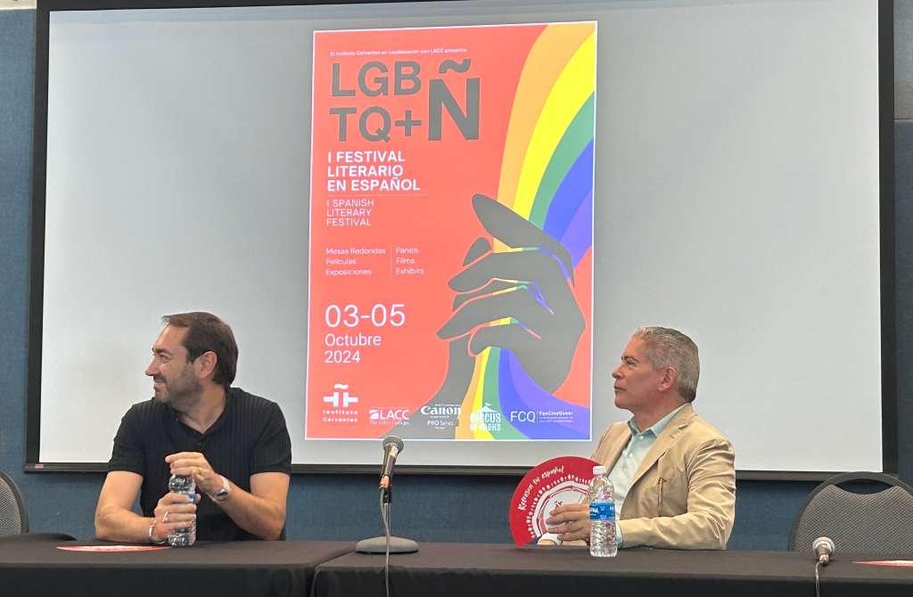 AME4770. LOS ÁNGELES (ESTADOS UNIDOS), 05/10/2024.- El novelista Nando López (i) y el escritor Boris Izaguirre participan en el primer panel de este festival, titulado "El español, una lengua de machos" este jueves en Los Angeles (EE.UU.). Para el escritor venezolano Boris Izaguirre, la literatura LGTBIQ+ debe abrirse paso, en un mundo cada vez más polarizado, para ampliar su voz y demostrar que el colectivo siempre ha estado presente "en todos lados y por mucho tiempo". EFE/ Mikaela Viqueira