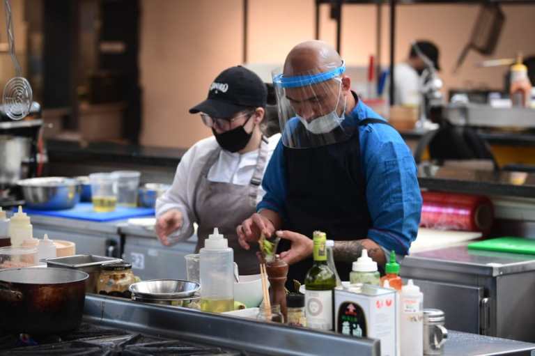 Imágenes del primer día del piloto de restaurantes a cielo abierto en Bogotá