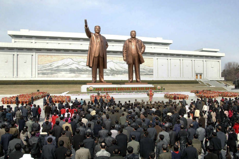 Varios norcoreanos participan en una ofrenda floral delante de las estatuas del fundador de Corea del Norte, Kim Il-sung, y de su hijo Kim Jong-il en Piongyang (Corea del Norte), con motivo de la celebración del 101 aniversario del nacimiento del fundador del país. / EFE