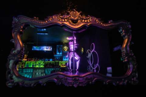 Robots hacen pole dance junto a strippers en Francia