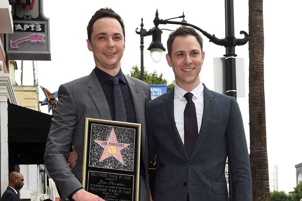 Jim Parsons y Todd Spiewak en marzo de 2015. / AFP