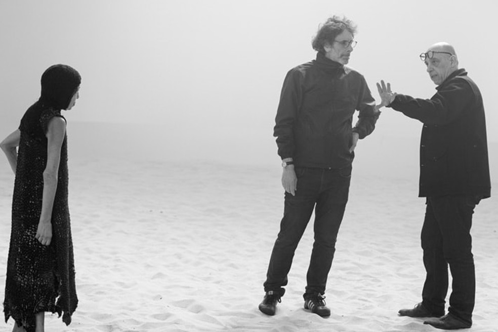 Kathryn Hunter, el escritor/director Joel Coen y el cineasta Bruno Delbonnel en una de las escenas de “The Tragedy of Macbeth”.