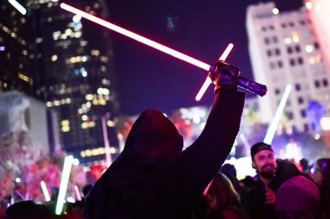 Fan ve nueve veces seguidas "Star Wars: El Despertar de la Fuerza" y gana maratón