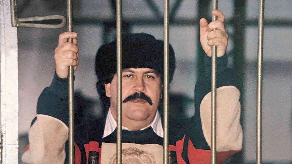 Pablo Escobar en la denominada cárcel de "máxima comodidad" La Catedral, construida por sus mismas órdenes y donde siguió perpetrando asesinatos y envío de droga.