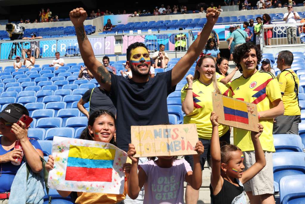 LYON, 03/08/2024.- Aficionados de Colombia animan antes del partido de cuartos de final de fútbol femenino de los Juegos Olímpicos de París 2024, disputado en el Estadio de Lyon (Francia). EFE/ Kiko Huesca