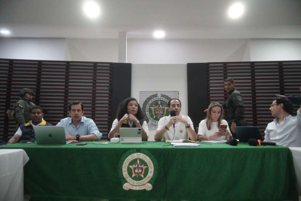 Ministro del Interior, Rodrigo Lara; gobernadora del Chocó, Nubia Carolina Córdoba; vicepresidente José Manuel Restrepo.
