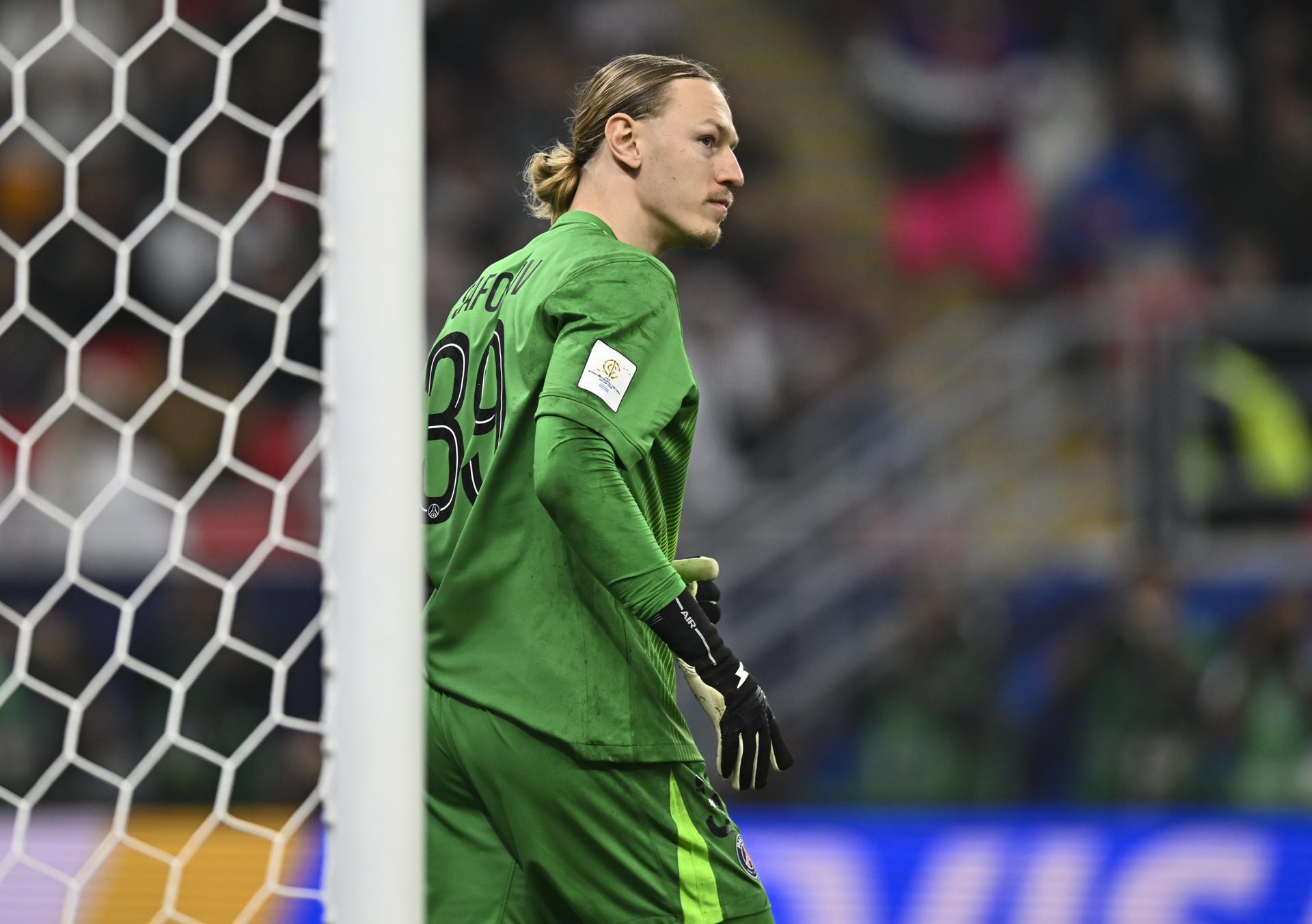 AL-RAYYAN (Qatar), 17/12/2025.- Matvey Safonov of Paris Saint-Germain reacts during the penalty shoot out of FIFA Intercontinental Cup 2025 match between Paris Saint-Germain and CR Flamengo at Ahmad Bin Ali Stadium in Al-Rayyan, Qatar, 17 December 2025. (Catar) EFE/EPA/NOUSHAD THEKKAYIL
