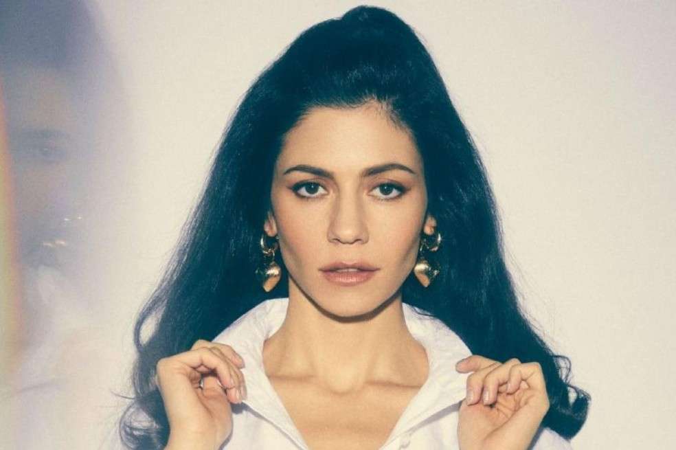 Marina, una de las más poderosas fuerzas pop de nuestros días continúa ese legado de leyendas contemporáneas que han pisado Un Mundo Distinto: Sam Smith, The Weeknd, Lana del Rey y otros.