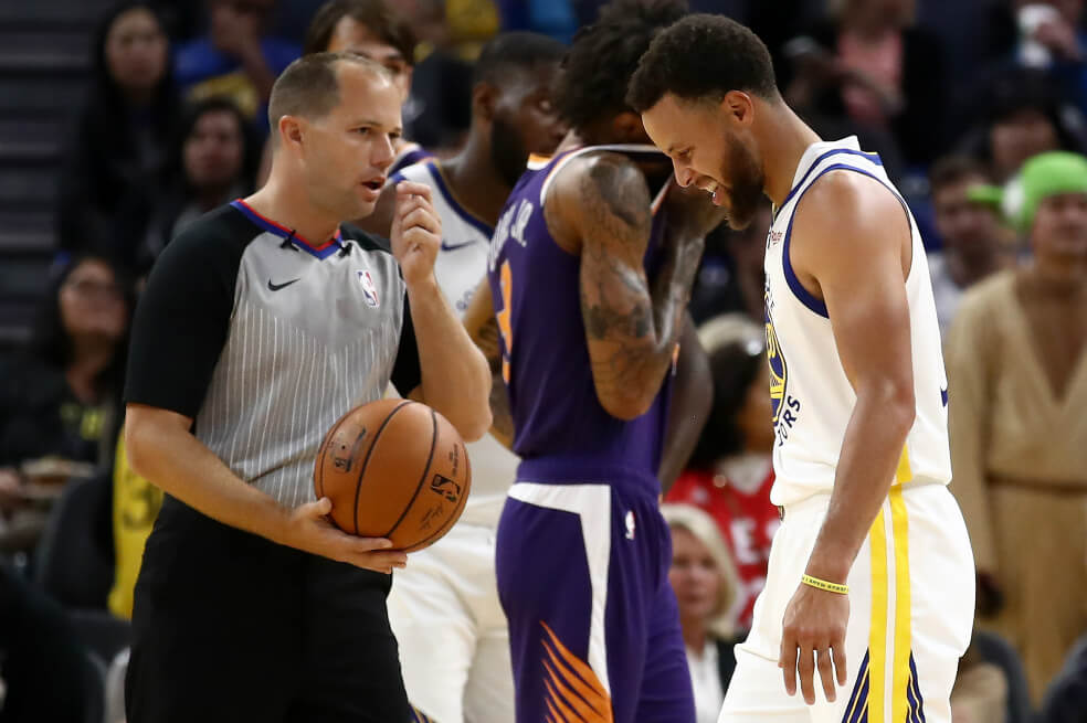 Stephen Curry, una de las estrella de la NBA, se fracturó la muñeca y estará fuera de las canchas al menos un par de semanas. / AFP