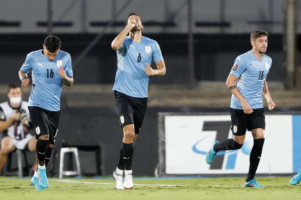 AMDEP5843. MONTEVIDEO (URUGUAY), 01/02/2022.- Rodrigo Bentancur (c) de Uruguay celebra un gol hoy, en un partido de las eliminatorias sudamericanas para el Mundial de Catar 2022 entre Uruguay y Venezuela en el estadio Centenario en Montevideo (Uruguay). EFE/Mariana Greif POOL