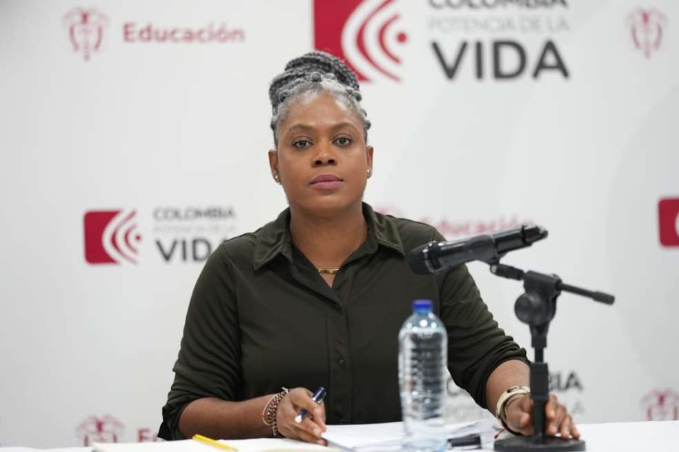 La ministra de Educación, Aurora Vergara, presentó los primeros textos de dos proyectos de ley. Uno busca regular el derecho fundamental a la educación y el otro reformar la Ley 30 de 1992.