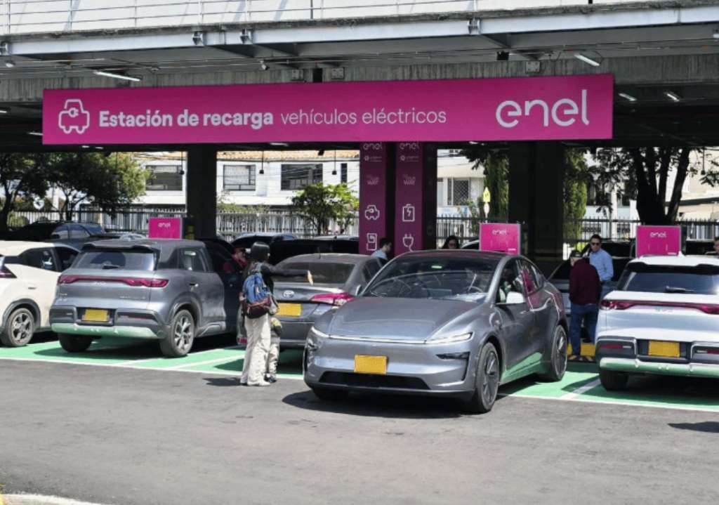 Nueva estación de carga rápida para carros eléctricos ya opera en centro comercial de Bogotá
