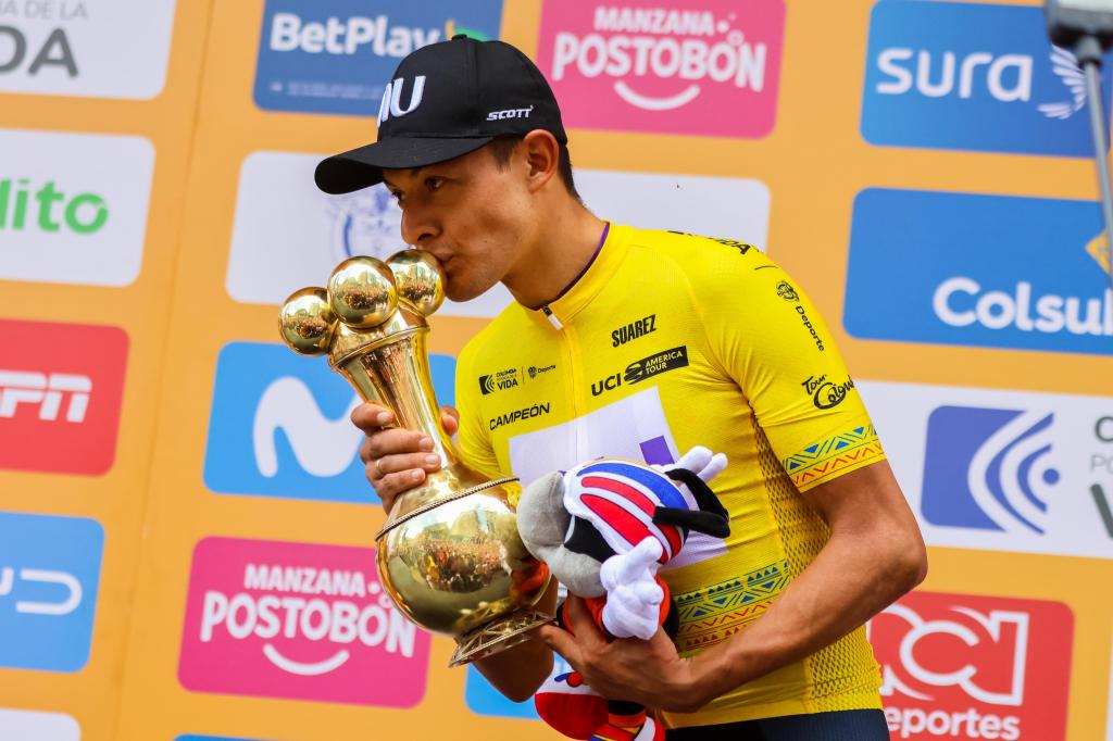 Rodrigo Contreras, campeón del Tour Colombia 2.1 2024. Se impuso ante los ecuatorianos Richard Carapaz y Jhonatan Caicedo.