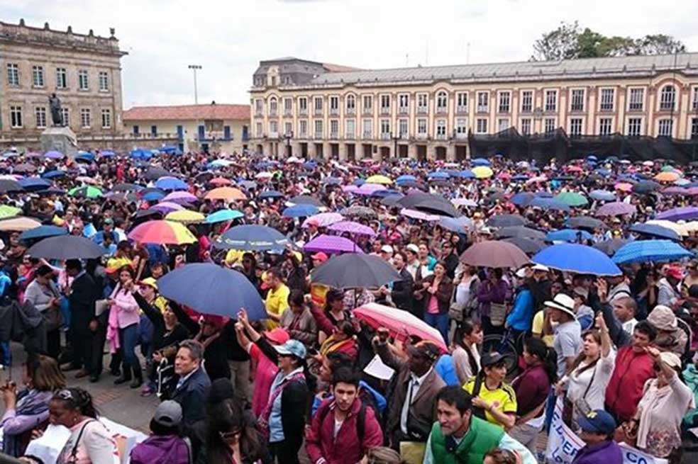 La panorámica es de la Plaza de Bolívar de Bogotá, donde ayer se reunieron cientos de maestros que respaldan el paro nacional del magisterio que ya completa dos semanas.