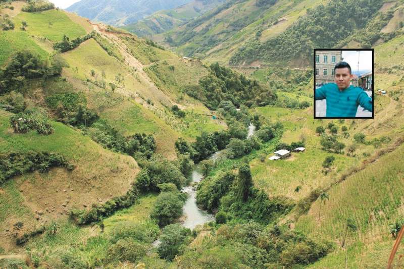 Panorámica del cañón del río Micay, navegable desde el corregimiento San Juan de Mechengue hasta López de Micay, en el Pacífico (caucano). De perfil, Jefferson Leandro Sánchez, alias “Carro loco”, otrora miembro de la columna Jacobo Arenas de las Farc. / Archivo Particular.