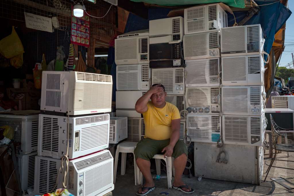 Aires acondicionados en una tienda al borde de la carretera en Manila, Filipinas.