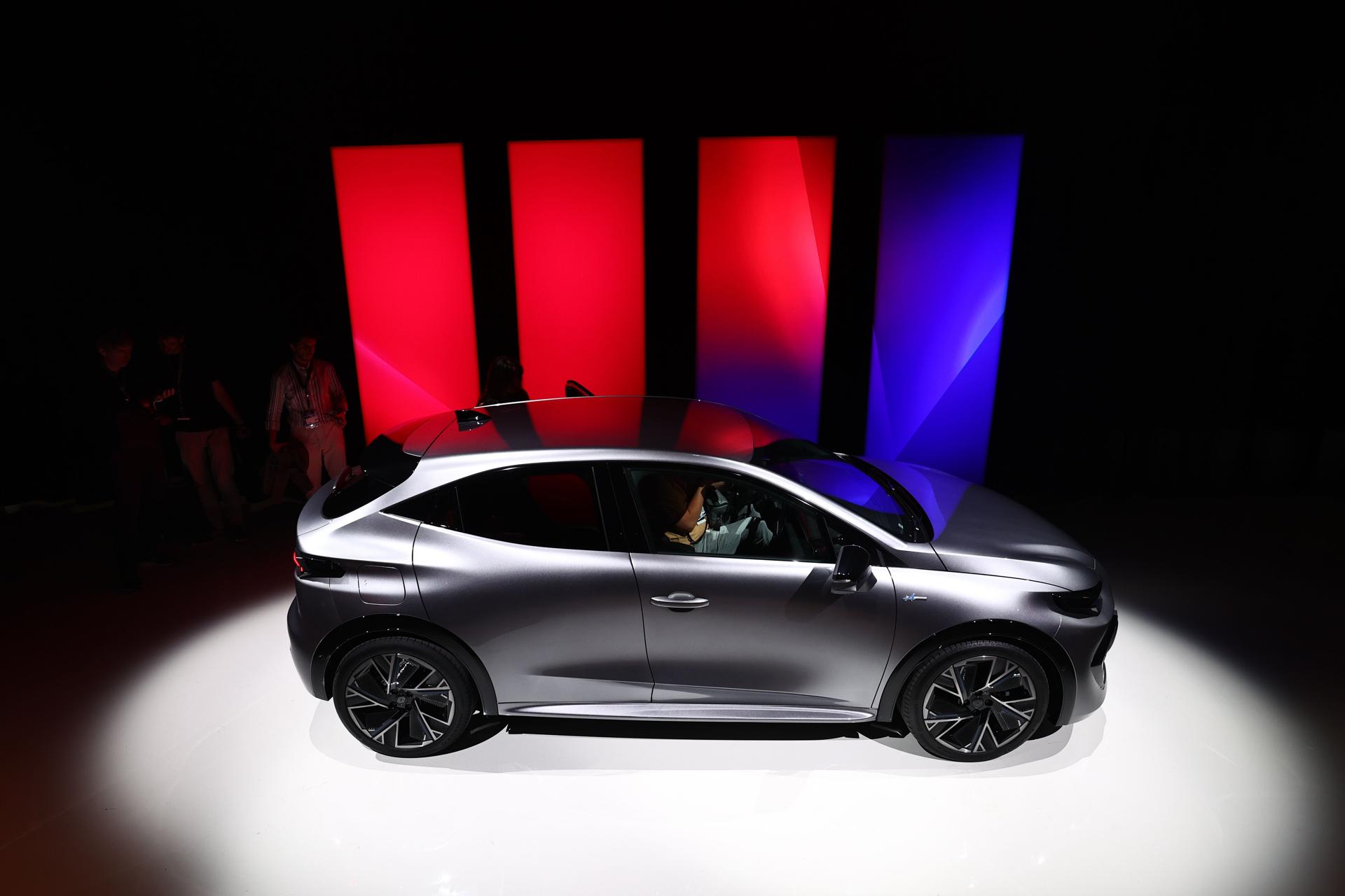 MUNICH (Germany), 08/09/2025.- Renault Clio VI is presented at the International Motor Show Germany IAA Mobility 2025 in Munich, Germany, 08 September 2025. The IAA Mobility 2025 takes place in Munich from 09 to 14 September 2025, featuring numerous world premieres, and a special focus on electric mobility and digitization. (Alemania) EFE/EPA/ANNA SZILAGYI
