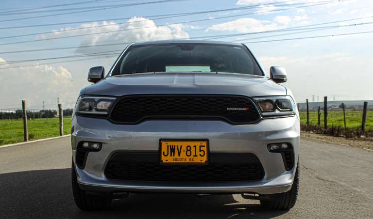 El SUV más potente que la casa norteamericana Dodge presentó en Colombia cuenta con un diseño exterior que evoca deportividad, con una parrilla tipo panal, rines de aluminio de 20 pulgadas, faros LED bifuncionales, luces diurnas y bajas auxiliares LED y un nuevo spoiler trasero.