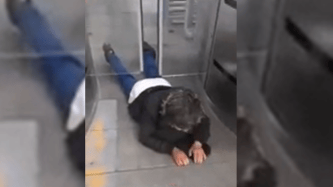 Adulta mayor intentó colarse en Transmilenio y termino atrapada en las puertas