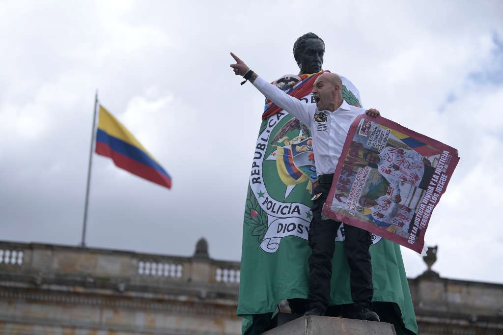 Los manifestantes se concentraron este 23 de noviembre en la plaza de Bolívar hasta las 2:00 P.M. Contó con la participación de varios actores políticos y se habló de unificar candidaturas de la derecha de cara a las presidenciales de 2026.