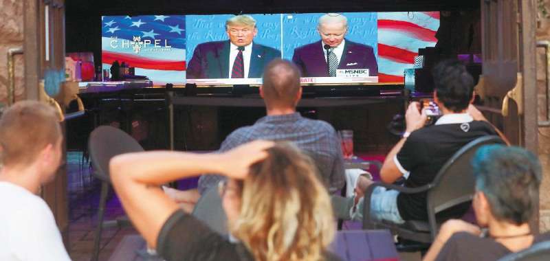 Personas observan el primer debate presidencial entre Donald Trump y Joe Biden/ Mario Tama/Getty Images/AFP