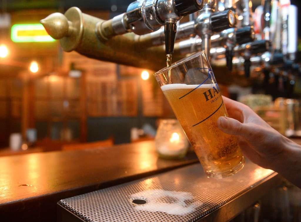 Belfast (United Kingdom), 28/02/2023.- A glass of beer is poured in a city centre pub in Belfast, Northern Ireland, Britain, 28 February 2023. Under the new Windsor Framework it is proposed that "Northern Ireland will benefit from the same VAT and alcohol taxes as apply in the rest of the United Kingdom," according to the policy paper published by the UK government. British Prime Minister Sunak is in Northern Ireland to promote the Windsor Framework which the UK and the EU in principle agreed on. (Irlanda, Reino Unido) EFE/EPA/MARK MARLOW
