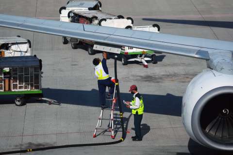 Más de 20.000 vuelos cancelados y combustible al alza por caos en Medio Oriente