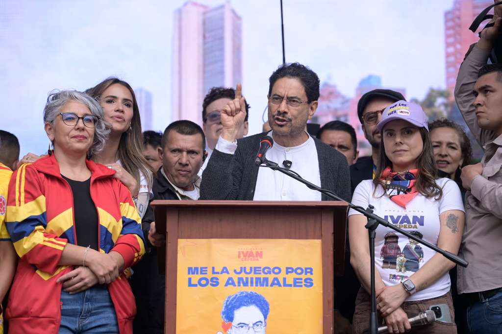 Candidato presidencial cerró sus actos públicos de campaña en Bogotá. Se acompañó de las congresistas María José Pizarro, María Fernanda Carrascal, entre otros.