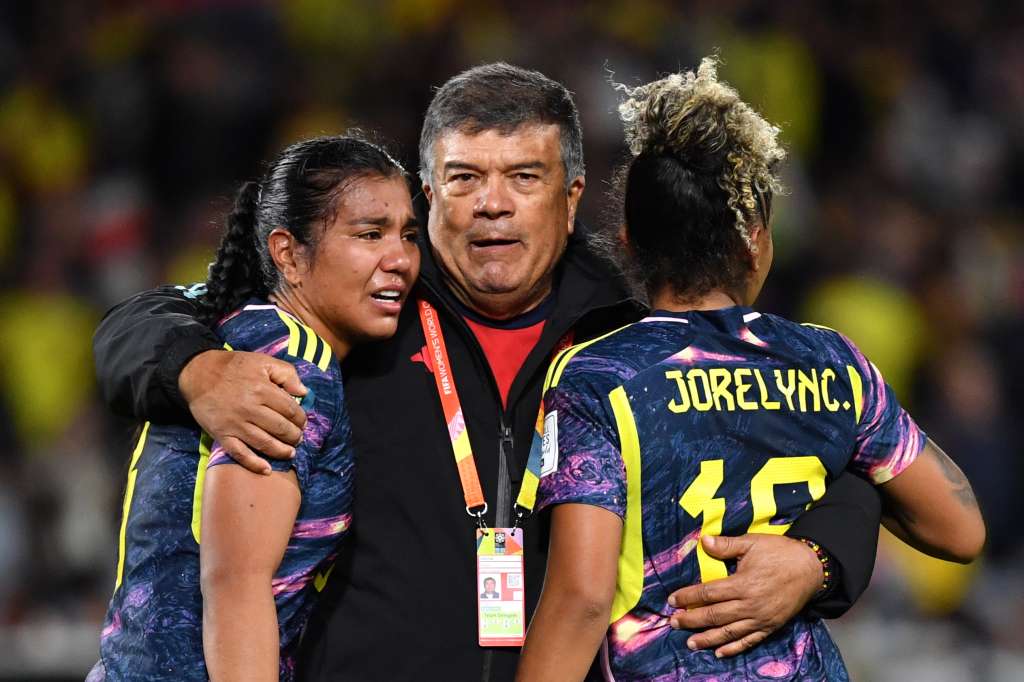 Sydney (Australia), 12/08/2023.- Colombia head coach Nelson Abadia (centre) consoles Daniela Arias (left) and Jorelyn Carabali of Colombia after losing the FIFA Women's World Cup 2023 Quarter Final soccer match between England and Colombia at Stadium Australia in Sydney, Australia, 12 August 2023. (Mundial de Fútbol) EFE/EPA/BIANCA DE MARCHI AUSTRALIA AND NEW ZEALAND OUT