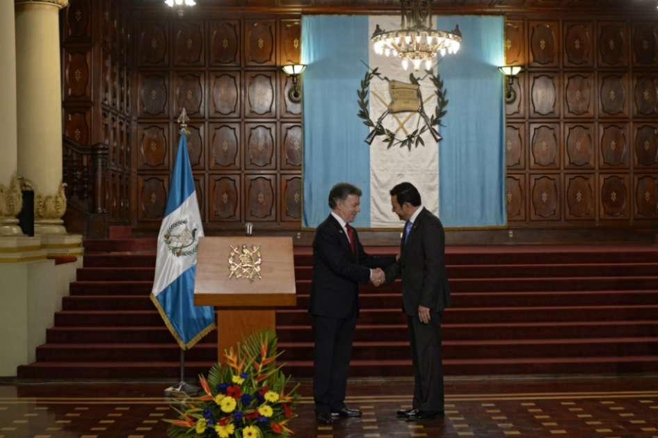Juan Manuel Santos con el presidente de Guatemala, Jimmy Morales. / AFP