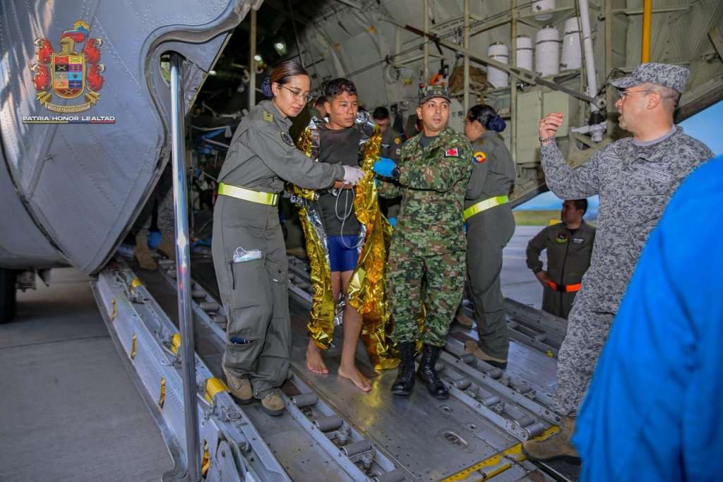 Bogota (Colombia), 24/03/2026.- A handout photo made available by the Colombian Military Forces (FFMM) shows rescue teams and Colombian Army personnel transporting an injured survivor of an air crash at the Military Air Transport Command (CATAM) in Bogota, Colombia, 23 March 2026. A Colombian Air Force (FAC) C-130 Hercules aircraft crashed shortly after taking off from the Amazonian city of Puerto Leguizamo in Putumayo with 125 people on board, leaving more than 60 people dead, multiple injured and missing. EFE/EPA/Colombian Military Forces (FFMM) / HANDOUT HANDOUT /EDITORIAL USE ONLY/ NO SALES/ ONLY AVAILABLE TO ILLUSTRATE THE ACCOMPANYING NEWS (MANDATORY CREDIT)HANDOUT EDITORIAL USE ONLY/NO SALES