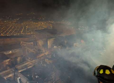 Incendio en el barrio Carpinelo de Medellín causó afectaciones en 16 edificaciones