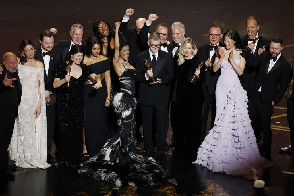 LOS ANGELES (United States), 16/03/2026.- Paul Thomas Anderson (C) and producer Sara Murphy (centre R) celebrate with the cast and crew onstage after winning the Oscar for Best Picture for "One Battle After Another" during the 98th annual Academy Awards ceremony at the Dolby Theatre in Los Angeles, California, USA, 15 March 2026. EFE/EPA/CHRIS TORRES