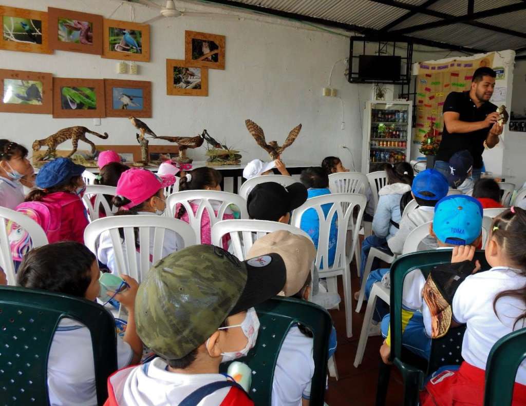 Juan Sebastián Arana tiene un museo móvil con el que visita a diferentes colegios de Huila.