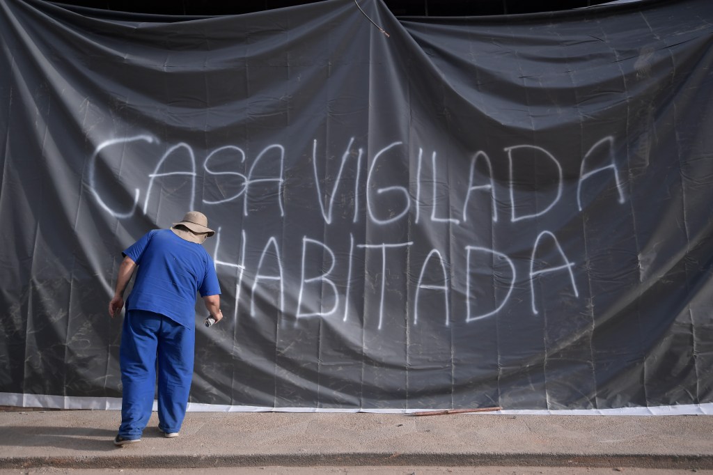 Rescatistas profesionales, acompañados por voluntarios y fuerza pública, retiran escombros y buscan sobrevivientes el 12 de agosto, tercer día del terremoto de 7.4 que azoto varias regiones de Colombia.