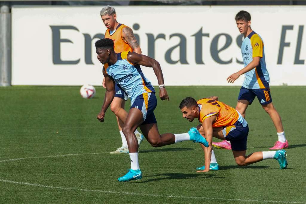 MADRID, 28/08/2024.- Los jugadores del Real Madrid Aurelien Tchouameni (i), Fede Valverde (2i), Dani Ceballos y Arda Güler (d) durante el entrenamiento realizado este miércoles en la Ciudad Deportiva de Valdebebas donde el equipo prepara el partido de la tercera jornada de liga que disputan mañana ante la UD LÑas Palmas. EFE/Borja Sánchez-Trillo