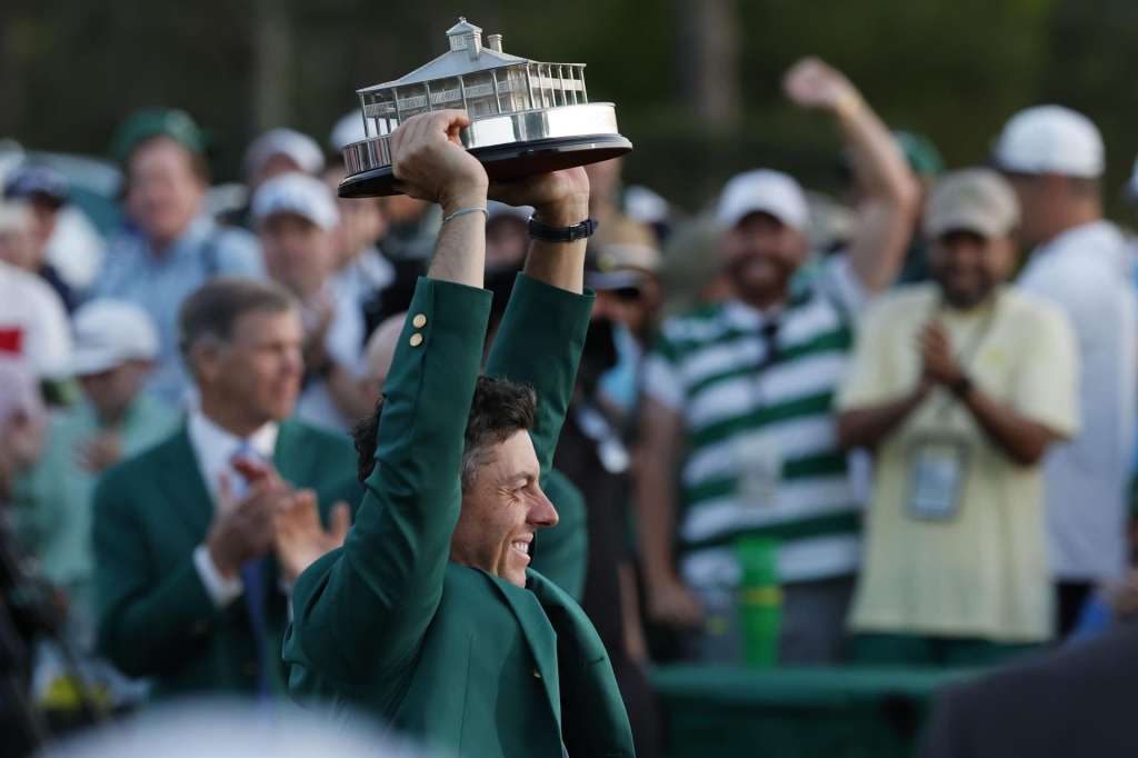 AUGUSTA (United States), 13/04/2025.- Rory McIlroy of Northern Ireland wearing his Masters green jacket holds up his trophy after winning the 2025 Masters Tournament at the Augusta National Golf Club in Augusta, Georgia, USA, 13 April 2025. (Irlanda) EFE/EPA/ERIK S. LESSER