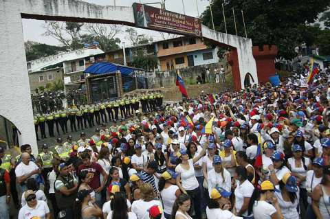 "Barrios populares están contagiados de indignación": líder estudiantil de Venezuela