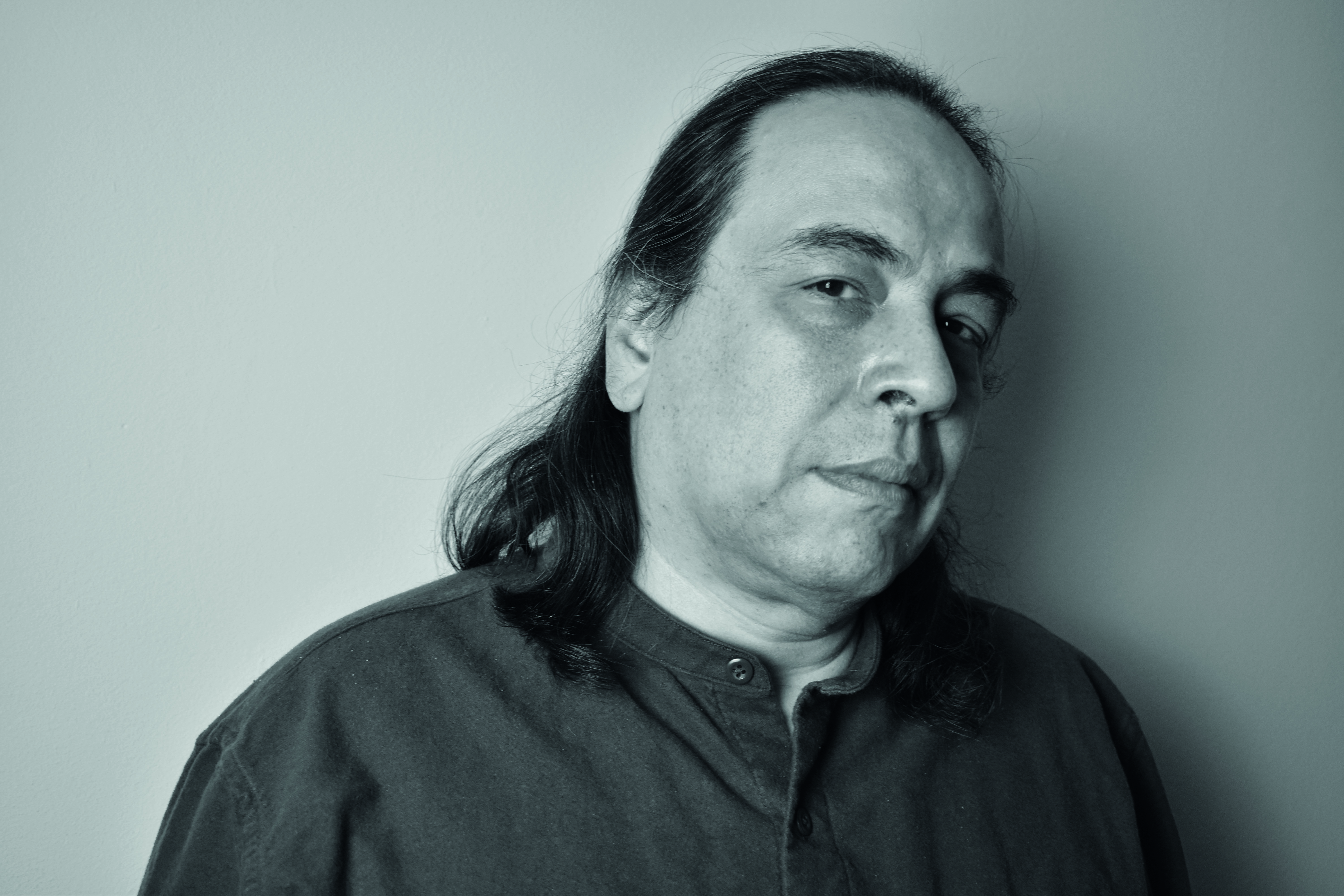 El escritor Juan Carlos Méndez Guédez obtuvo el Premio Internacional Ciudad de Barbastro 2009, en España, por su novela “Tal vez la lluvia”, publicada por la editorial DVD ediciones. También es autor de “Arena negra”, “El baile de madame Kalalú”, “La ola detenida”, entre otras.