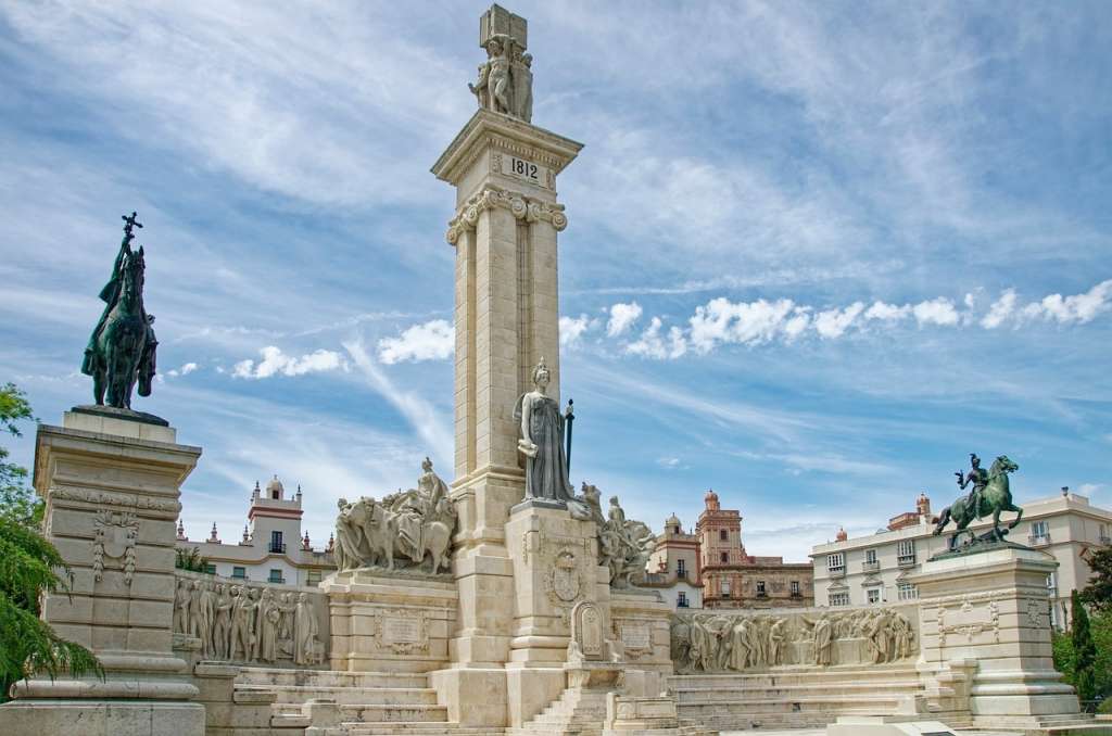 Andalucia, una región española con montañas, ríos, campos de cultivo y una rica herencia árabe, cautiva con su arquitectura como el Alcázar de Sevilla, la Mezquita de Córdoba y la Alhambra de Granada.