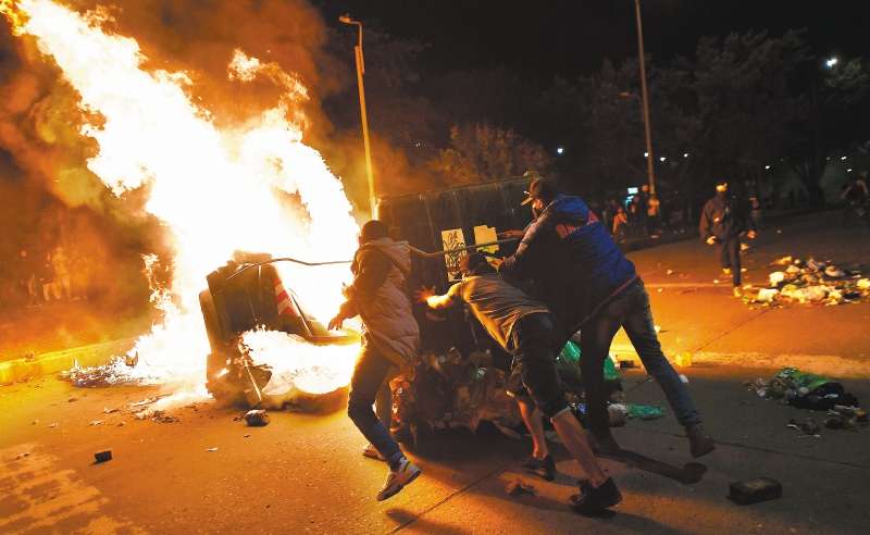 Los casos de abuso policial y la acción de vándalos dejaron un saldo trágico en la capital de nueve muertos, más de 500 heridos y daños en la infraestructura de seguridad. / José Vargas