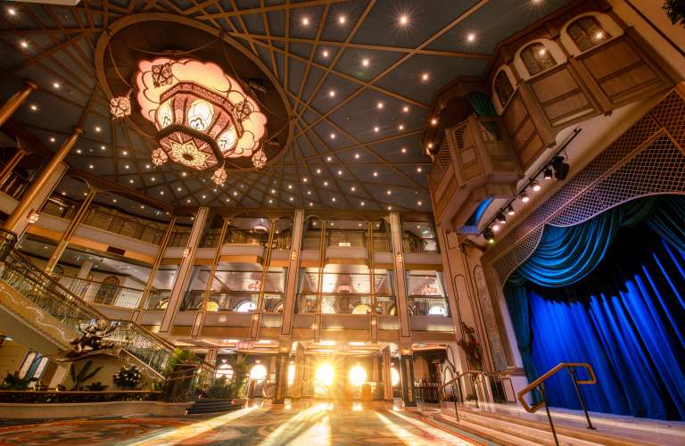 El Gran Salón le da la bienvenida a los viajeros que se subirán a una aventura única.